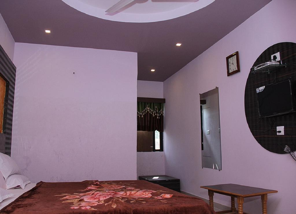 Hotel Mukund Inn Ahmedabad Room photo
